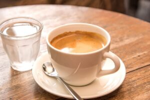 Leia mais sobre o artigo Para que serve a água com gás que acompanha o café?