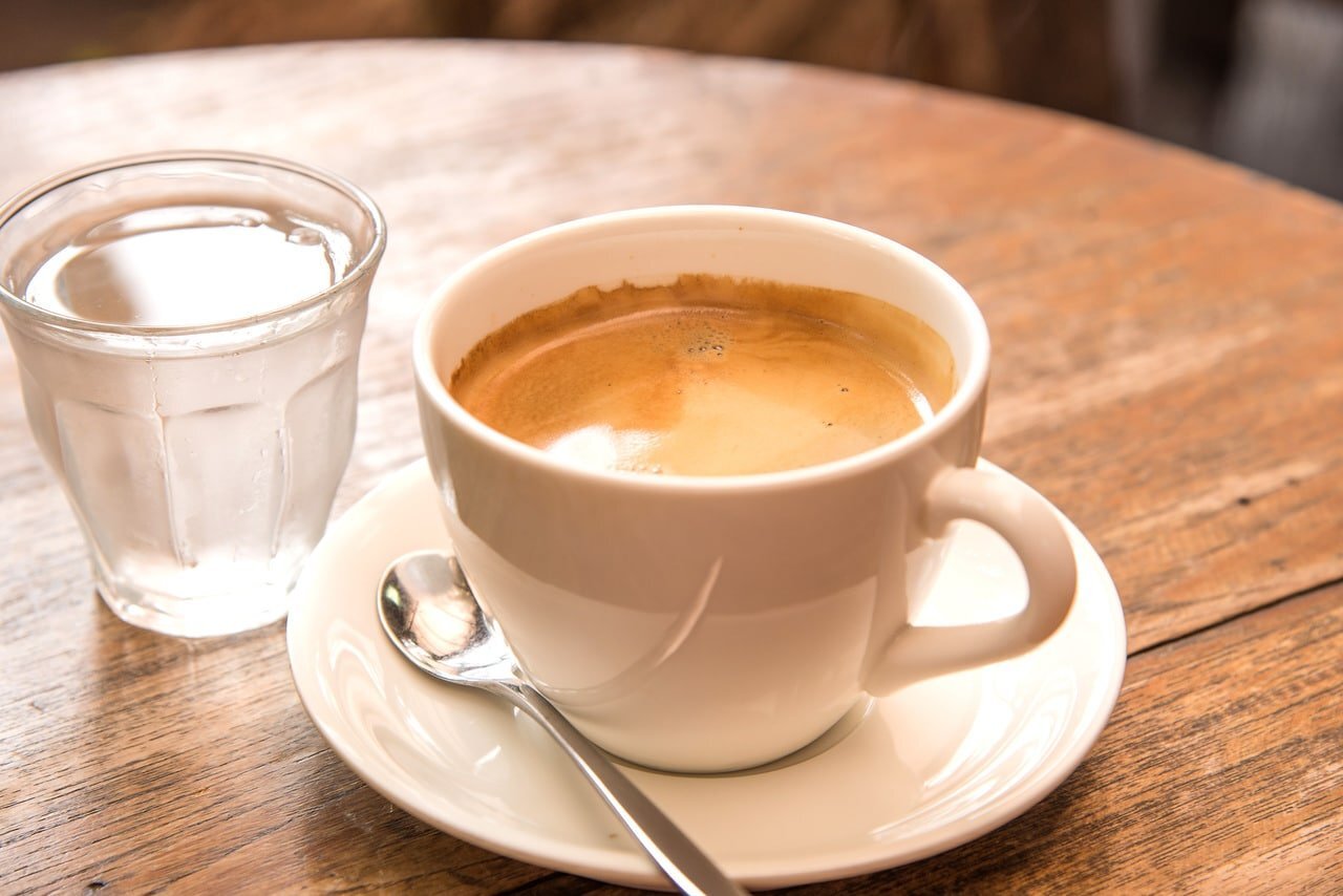 Você está visualizando atualmente Para que serve a água com gás que acompanha o café?