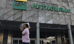 Leia mais sobre o artigo Petrobras reduz preço da gasolina em 4,66% para distribuidoras