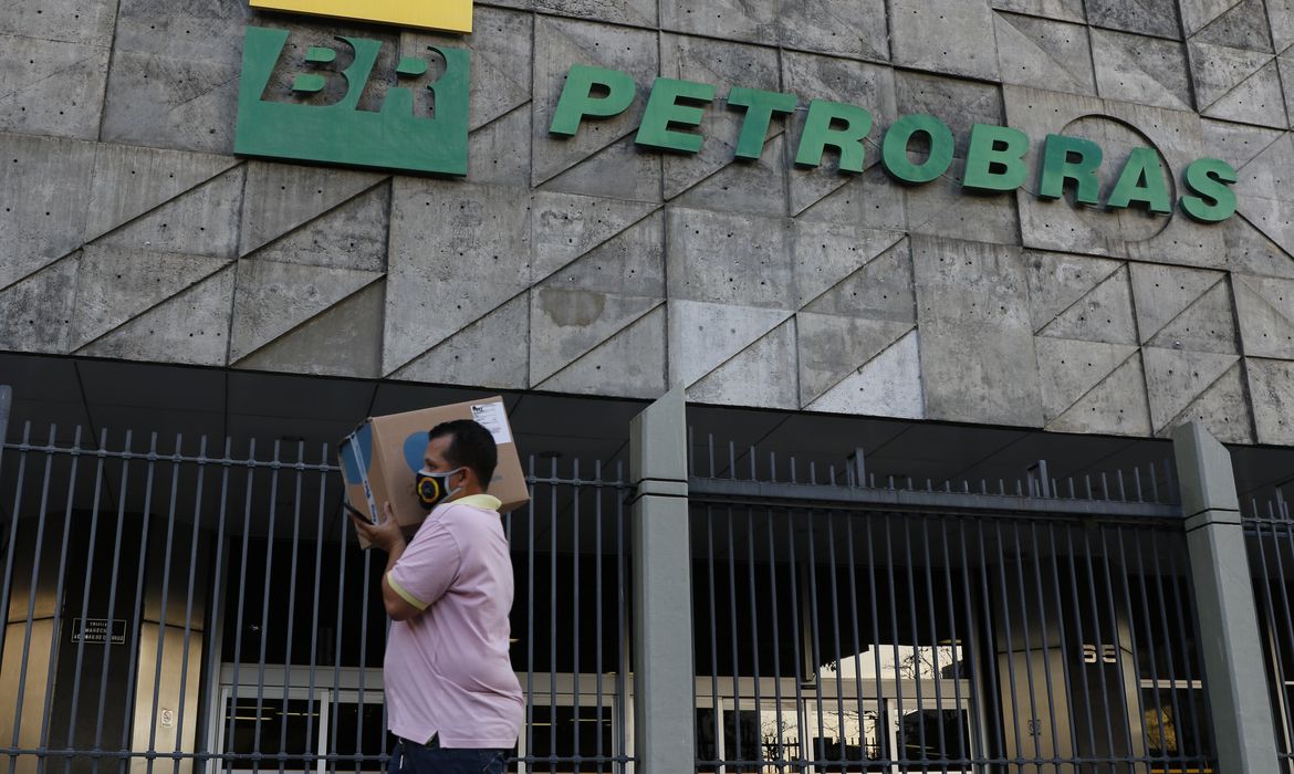 Você está visualizando atualmente Petrobras reduz preço da gasolina em 4,66% para distribuidoras