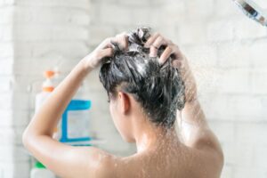 Leia mais sobre o artigo Saiba como fazer e usar shampoo de cebola para queda de cabelo
