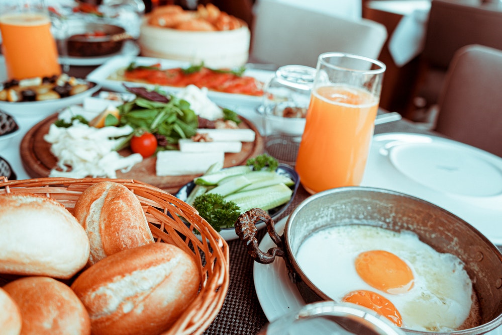 Você está visualizando atualmente 7 alimentos para não comer no café da manhã do hotel