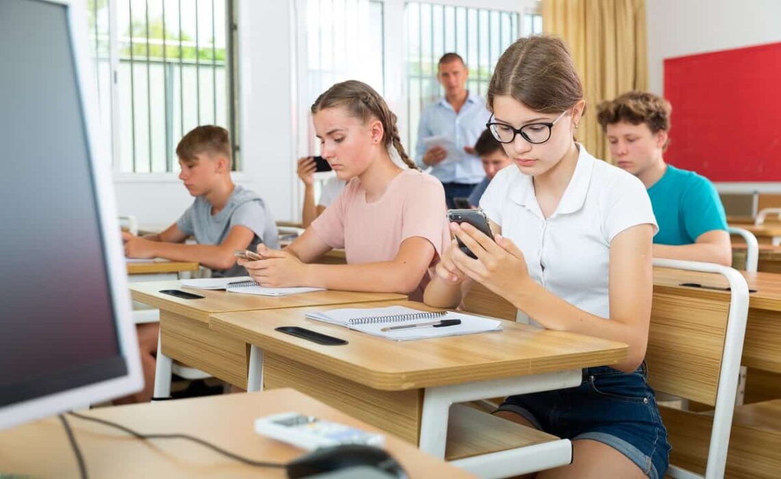 Celular Em Sala De Aula Redes Sociais Podem Levar Processo