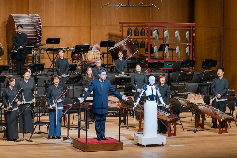 Você está visualizando atualmente COREIA DO SUL: Em evento histórico, robô maestro lidera orquestra em Seul