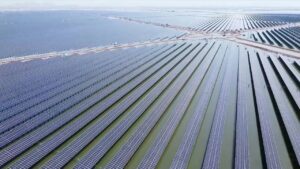 Leia mais sobre o artigo CHINA: Fazenda solar gera energia limpa, produz sal e cultiva camarões