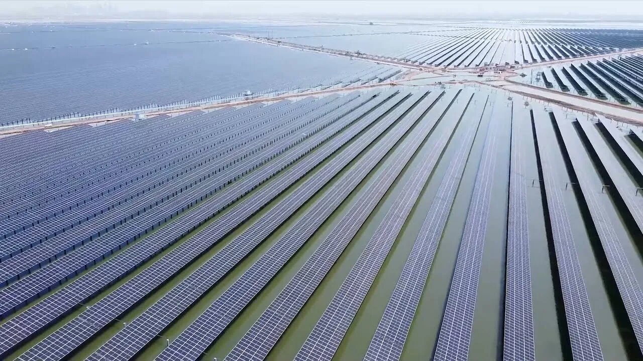 Você está visualizando atualmente CHINA: Fazenda solar gera energia limpa, produz sal e cultiva camarões