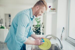 Leia mais sobre o artigo Lavar louça e estender roupas podem prejudicar coluna