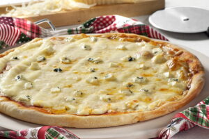 Leia mais sobre o artigo JANTAR RÁPIDO: Veja como fazer pizza de quatro queijos em 45 minutos
