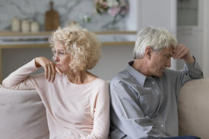 Leia mais sobre o artigo Nos EUA, “divórcio grisalho” leva mais idosos a viverem sozinhos