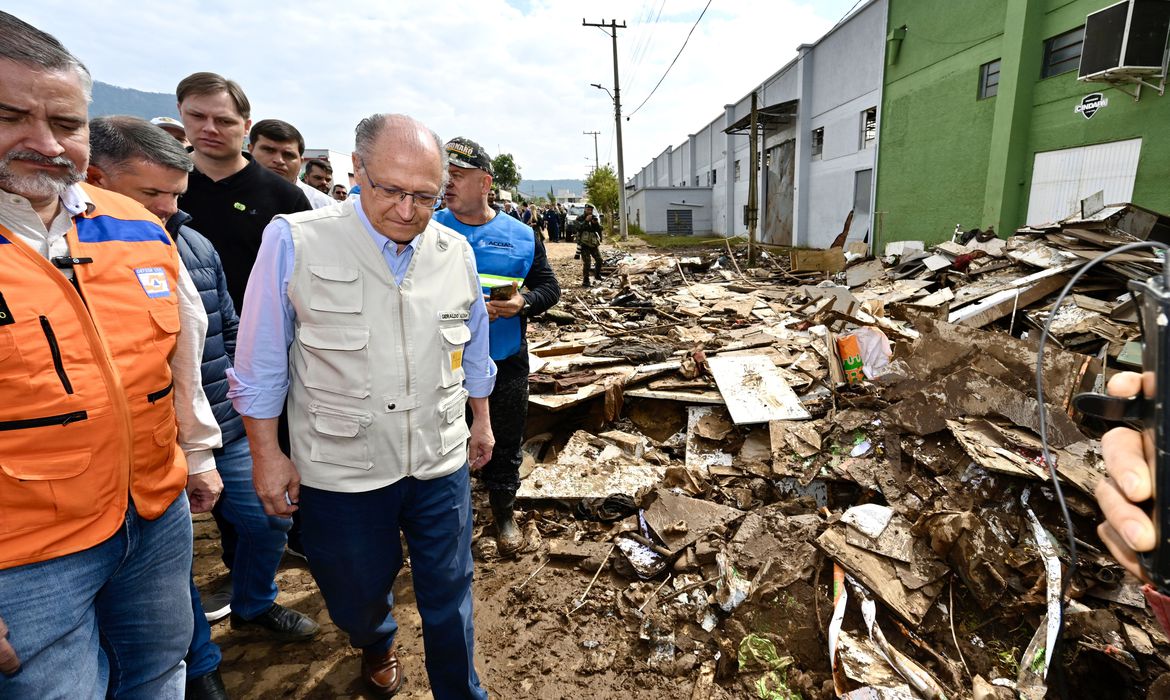 Você está visualizando atualmente Alckmin anuncia R$ 741 milhões para cidades do RS afetadas