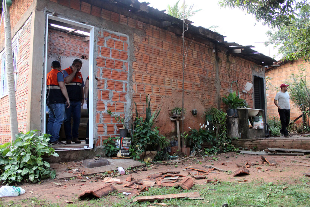 Você está visualizando atualmente Naviraí define medidas de auxílio a famílias atingidas por vendaval