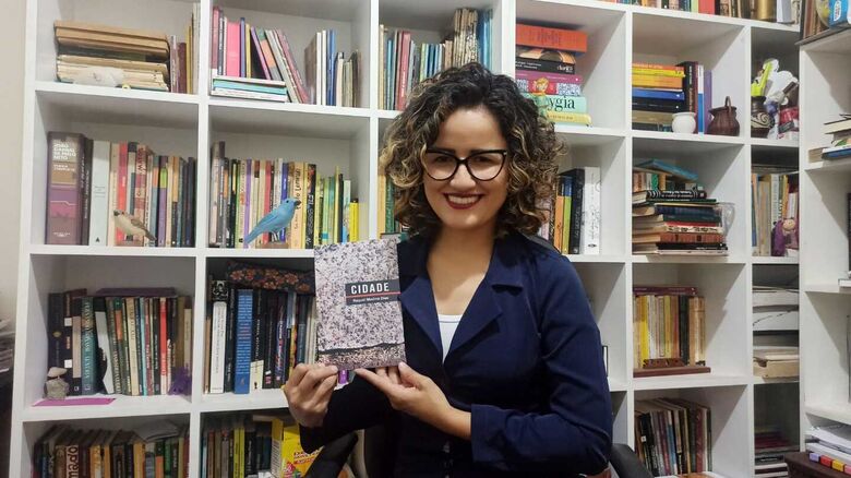 Você está visualizando atualmente CULTURA: Professora e poeta, Raquel Medina lança seu livro na Capital de MS