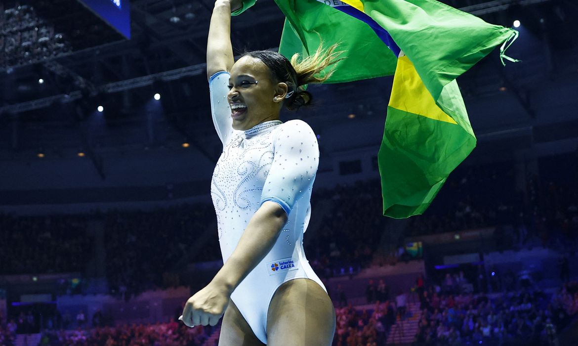 Você está visualizando atualmente Rebeca Andrade leva prata nas barras na Copa do Mundo