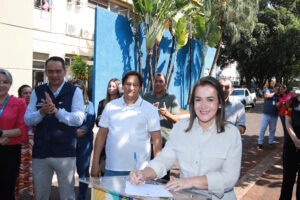 Leia mais sobre o artigo Adriane Lopes assinou o decreto que regulamenta jornada de trabalho