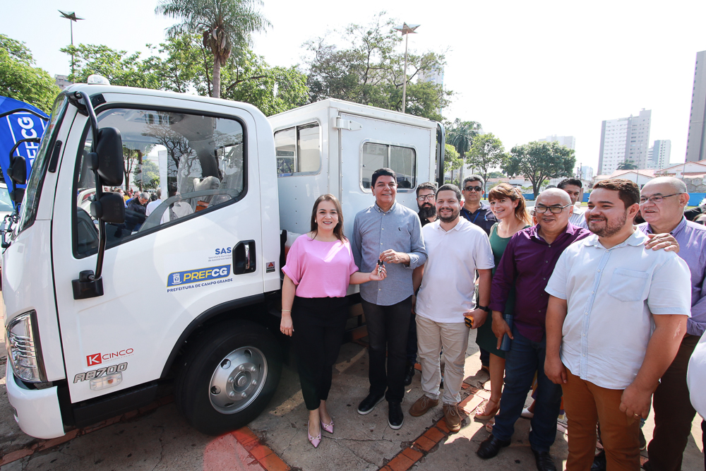 Você está visualizando atualmente Campo Grande entrega 13 novos veículos para secretarias