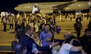 Leia mais sobre o artigo Alívio: Chega a Brasília primeiro avião trazendo brasileiros de Israel