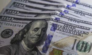Leia mais sobre o artigo Dólar sobe para R$ 5,17 e fecha no maior valor desde março