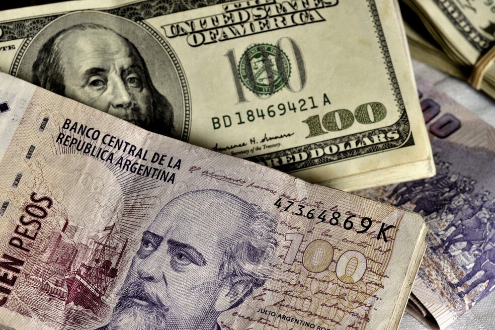 Você está visualizando atualmente ELEIÇÕES INCERTAS: O que esperar do dólar paralelo na Argentina