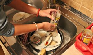 Leia mais sobre o artigo ESTUDO: Mulheres tem média de 11 horas a mais com trabalho doméstico
