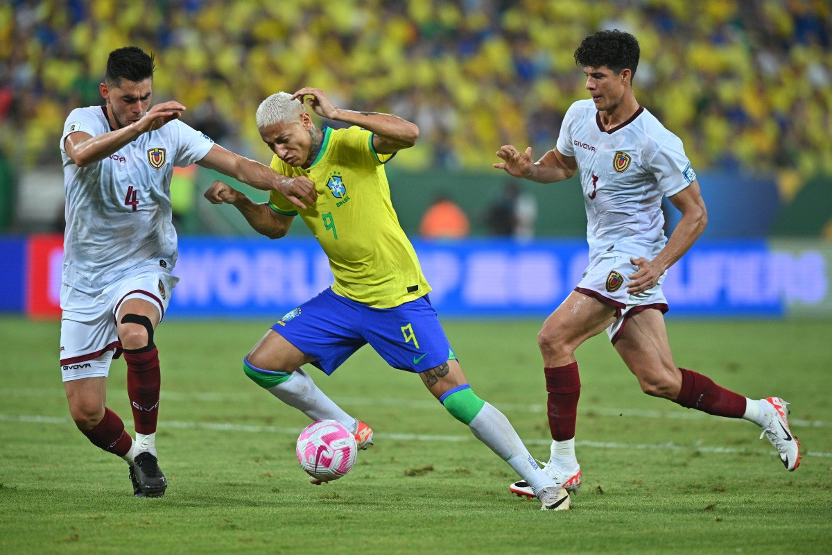 selecao-brasileira-empata-com-a-venezuela-e-perde-a-lideranca