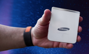 Leia mais sobre o artigo Samsung pode lançar celular dobrável intermediário em 2024