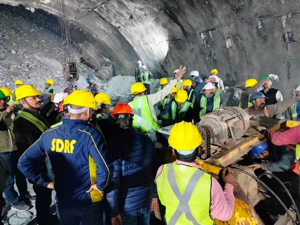 Você está visualizando atualmente ÍNDIA: Primeiro dos 41 trabalhadores presos em túnel é resgatado