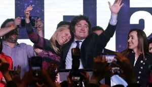 Leia mais sobre o artigo Javier Milei é eleito presidente da Argentina
