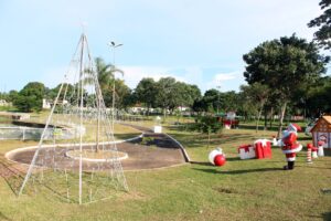 Leia mais sobre o artigo Naviraí prepara o Parque Sucupira para receber o Natal