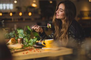 Leia mais sobre o artigo FESTAS DE FIM DE ANO: Refine o Mindful Eating e os padrões alimentares