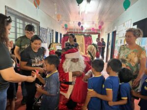 Leia mais sobre o artigo Papai Noel visita escolas municipais da Reserva Indígena