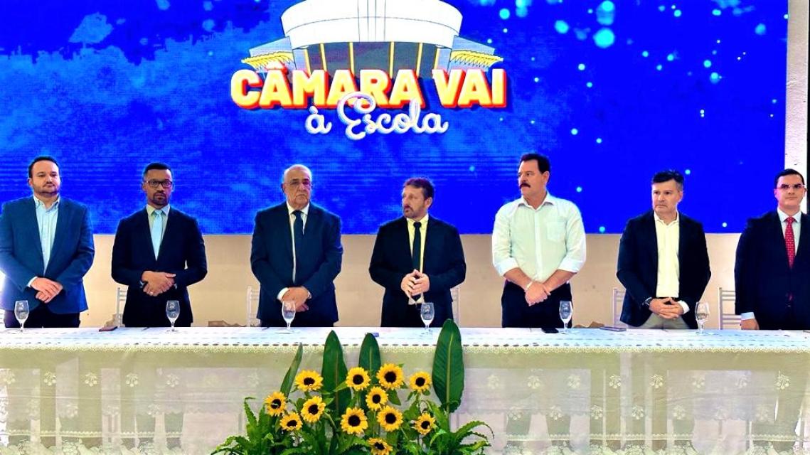 Você está visualizando atualmente Presidente do TCE-MS prestigia programa “Câmara Vai à Escola”