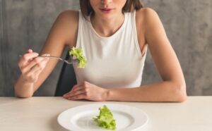 Leia mais sobre o artigo Dietas radicais podem funcionar contra você e com consequências