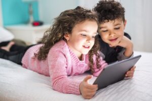 Leia mais sobre o artigo Psicólogo ensina como lidar com “crianças do tablet”