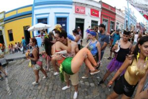 Leia mais sobre o artigo Doenças transmitidas pelo beijo são alerta para o Carnaval