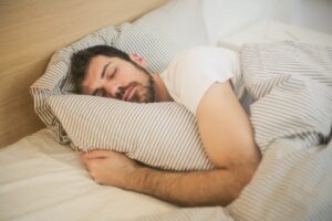 Leia mais sobre o artigo Millennials e Gen Z estão dormindo mais e indo dormir mais cedo