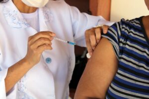 Leia mais sobre o artigo Postos de Saúde de Naviraí farão Plantão de Vacinação
