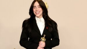 Leia mais sobre o artigo Billie Eilish é a mulher mais jovem da história a ganhar 2º Oscar