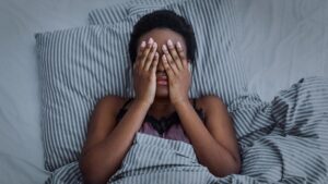 Leia mais sobre o artigo Dormir menos de 7 horas aumenta risco de ter pressão alta