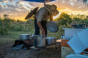 Leia mais sobre o artigo CULINÁRIA: Júlio Pipoca faz turnê com cozinha folclórica de comitiva pantaneira