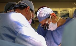 Leia mais sobre o artigo QUEM É: Médico brasileiro liderou transplante de rim de porco em humano