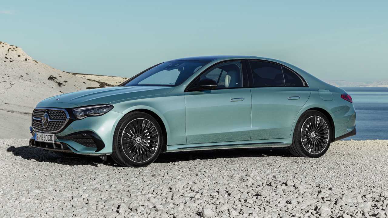 Você está visualizando atualmente LUXO: Novo Mercedes Classe E estreia com motor híbrido