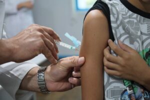 Leia mais sobre o artigo MORTES AUMENTAM: Por que vacinação contra dengue ainda é baixa?