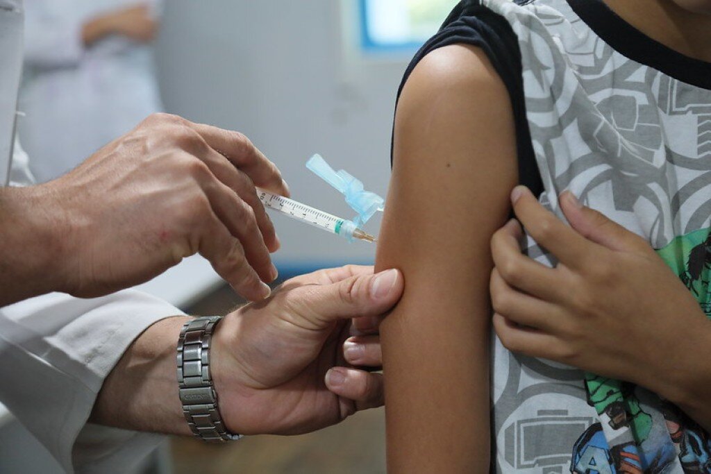 Você está visualizando atualmente MORTES AUMENTAM: Por que vacinação contra dengue ainda é baixa?