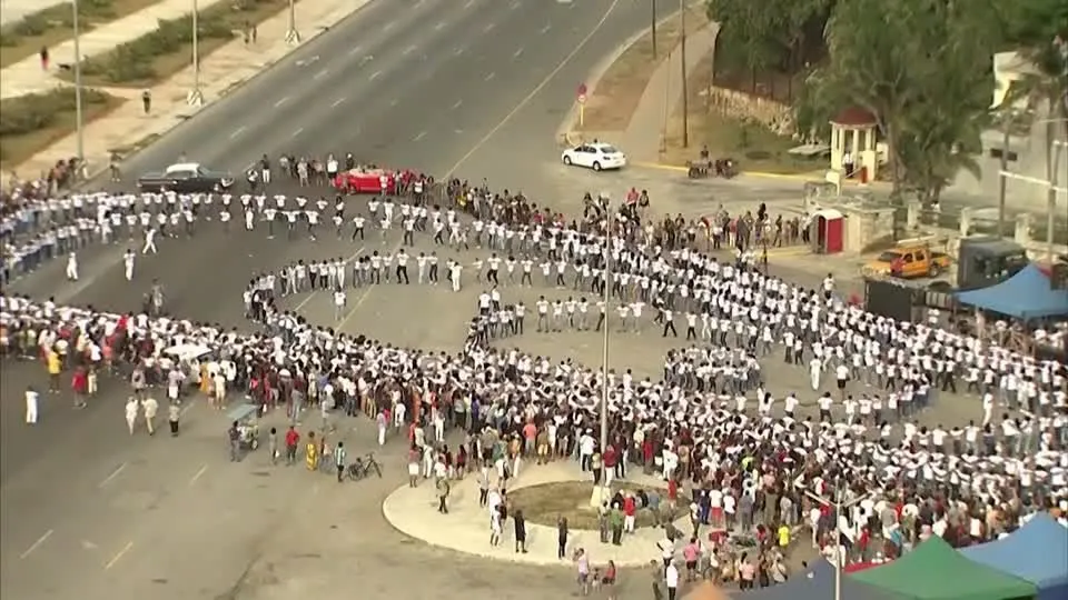 Você está visualizando atualmente Cubanos tentam quebrar recorde Guinness com roda de salsa