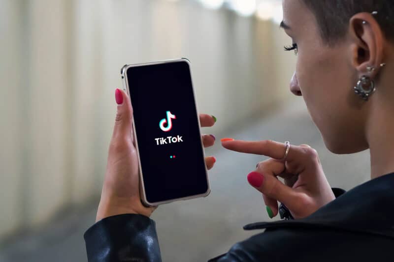 Você está visualizando atualmente TikTok irá rotular conteúdo de IA gerado por outros aplicativos