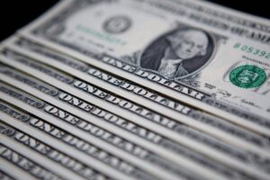 Leia mais sobre o artigo Dólar sobe a R$ 5,29, maior nível em mais de um ano