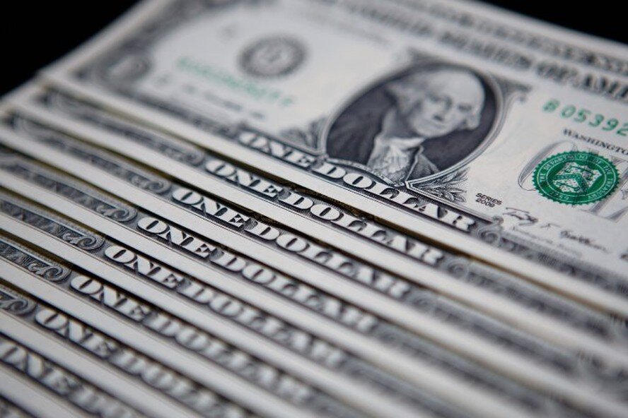 Você está visualizando atualmente Dólar sobe a R$ 5,29, maior nível em mais de um ano