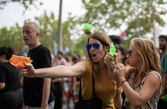 Você está visualizando atualmente ESPANHA: Manifestantes contra turismo usam pistolas d’ água