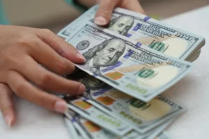 Leia mais sobre o artigo Dólar ultrapassa R$ 5,65 maior valor em dois anos e meio