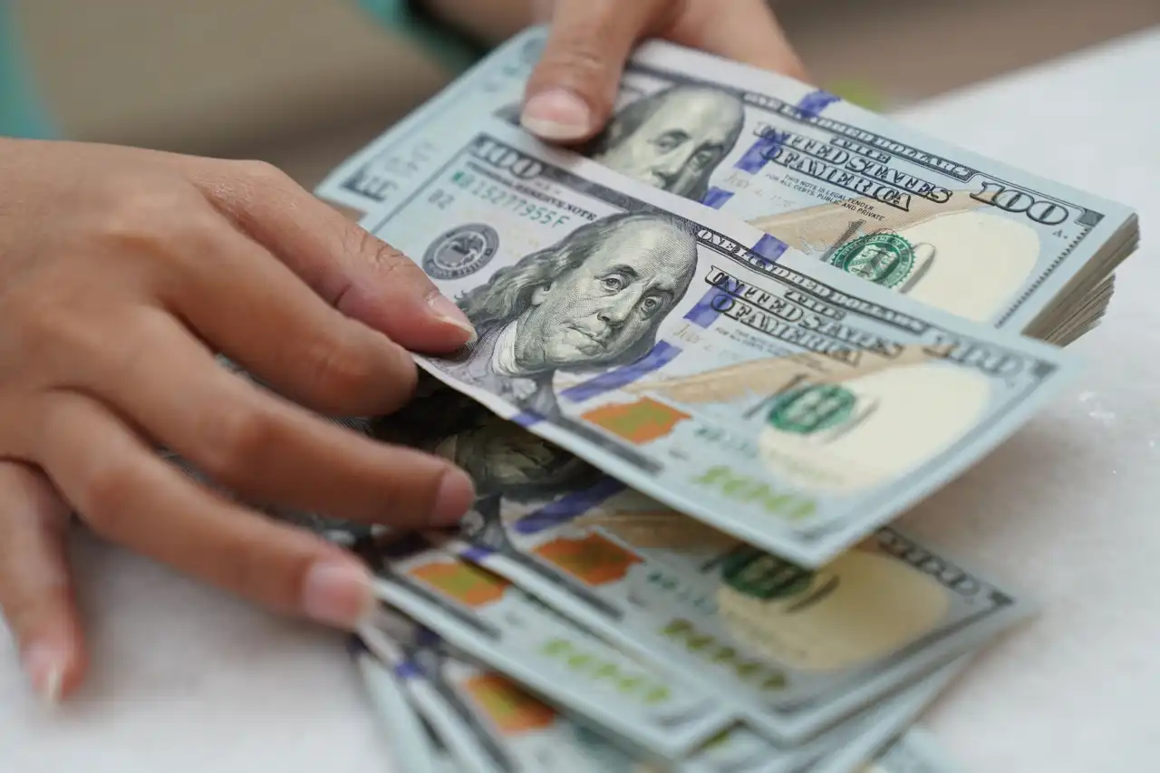 Você está visualizando atualmente Dólar ultrapassa R$ 5,65 maior valor em dois anos e meio